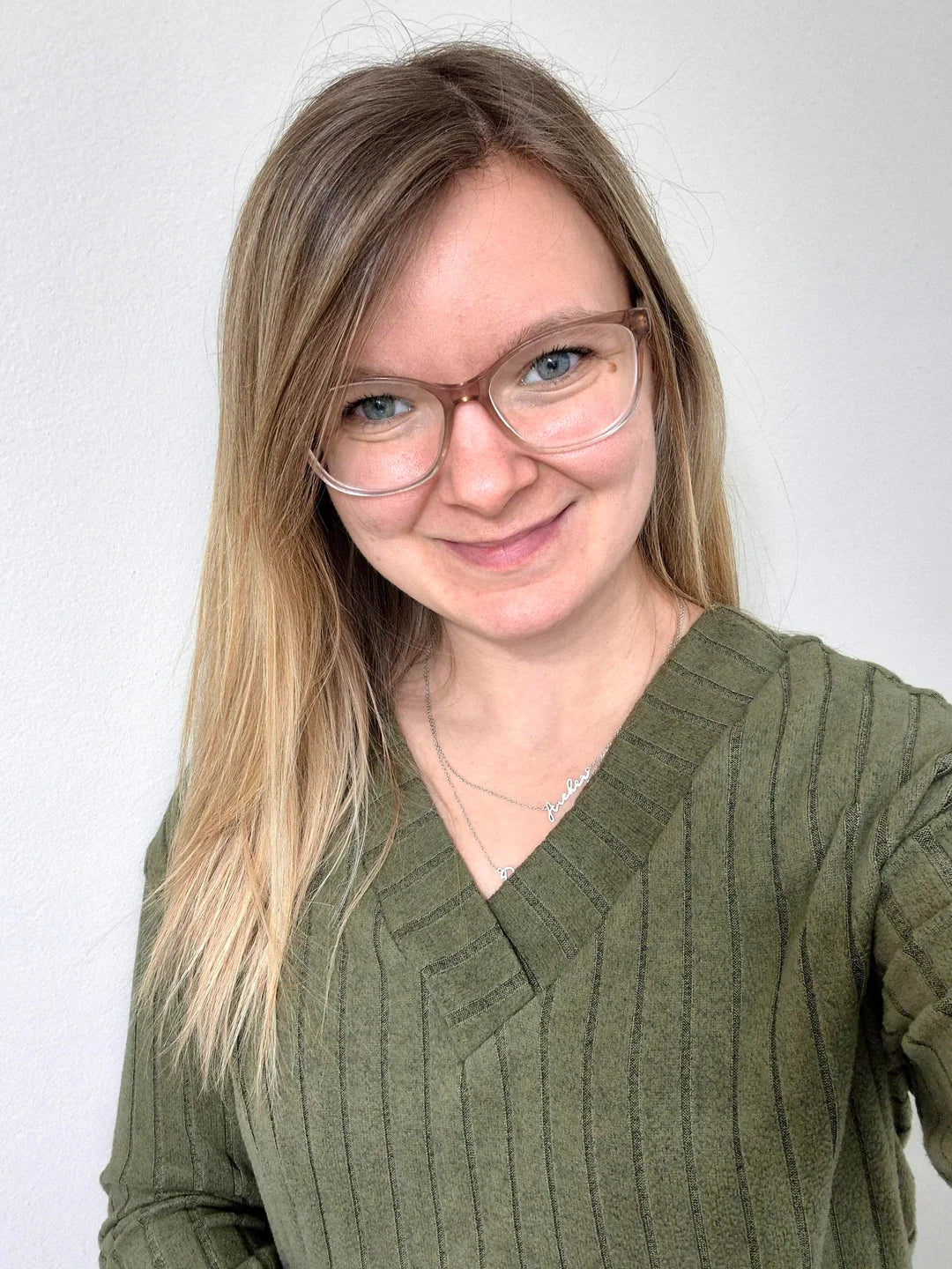 files/looking-for-a-new-skincare-routine-i-have-large-pores-and-v0-i546lv2fvrjg1.webp